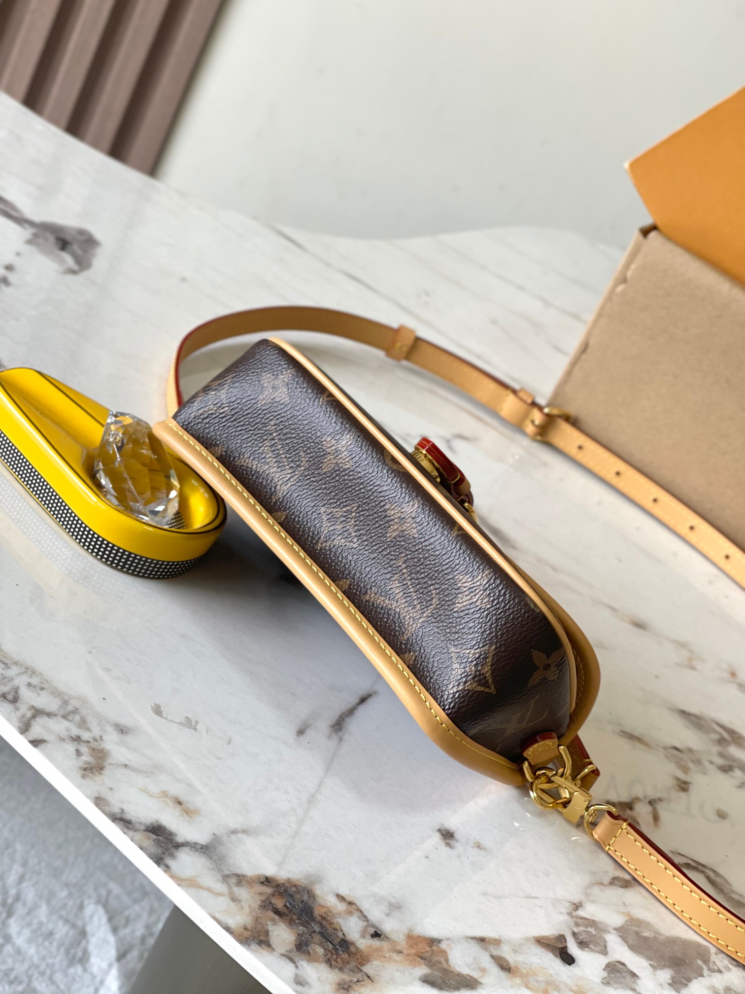 p1560 this Nano Diane handbags concentrated Diane handbags conformation Model: M8356683298 Material: A grade all-steel hardware imported original fabrics Packaging: a full set of the original duty-free M Berberi installed Size: 19 * 10.5 * 6CM-high replica bags
