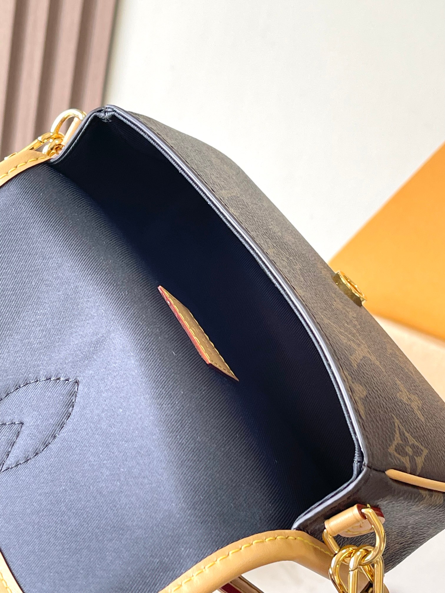 p1560 this Nano Diane handbags concentrated Diane handbags conformation Model: M8356683298 Material: A grade all-steel hardware imported original fabrics Packaging: a full set of the original duty-free M Berberi installed Size: 19 * 10.5 * 6CM-high replica bags