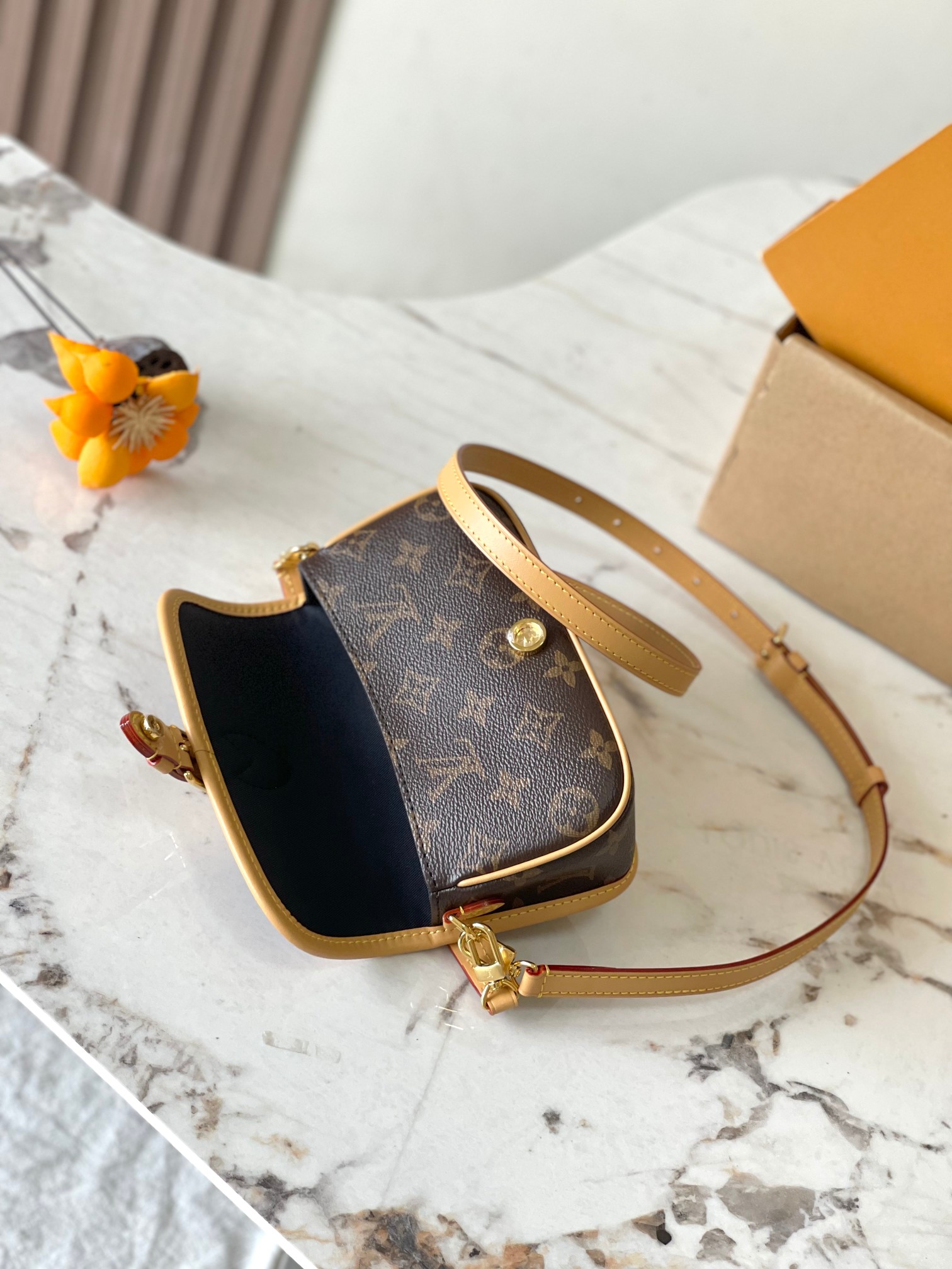 p1560 this Nano Diane handbags concentrated Diane handbags conformation Model: M8356683298 Material: A grade all-steel hardware imported original fabrics Packaging: a full set of the original duty-free M Berberi installed Size: 19 * 10.5 * 6CM-high replica bags