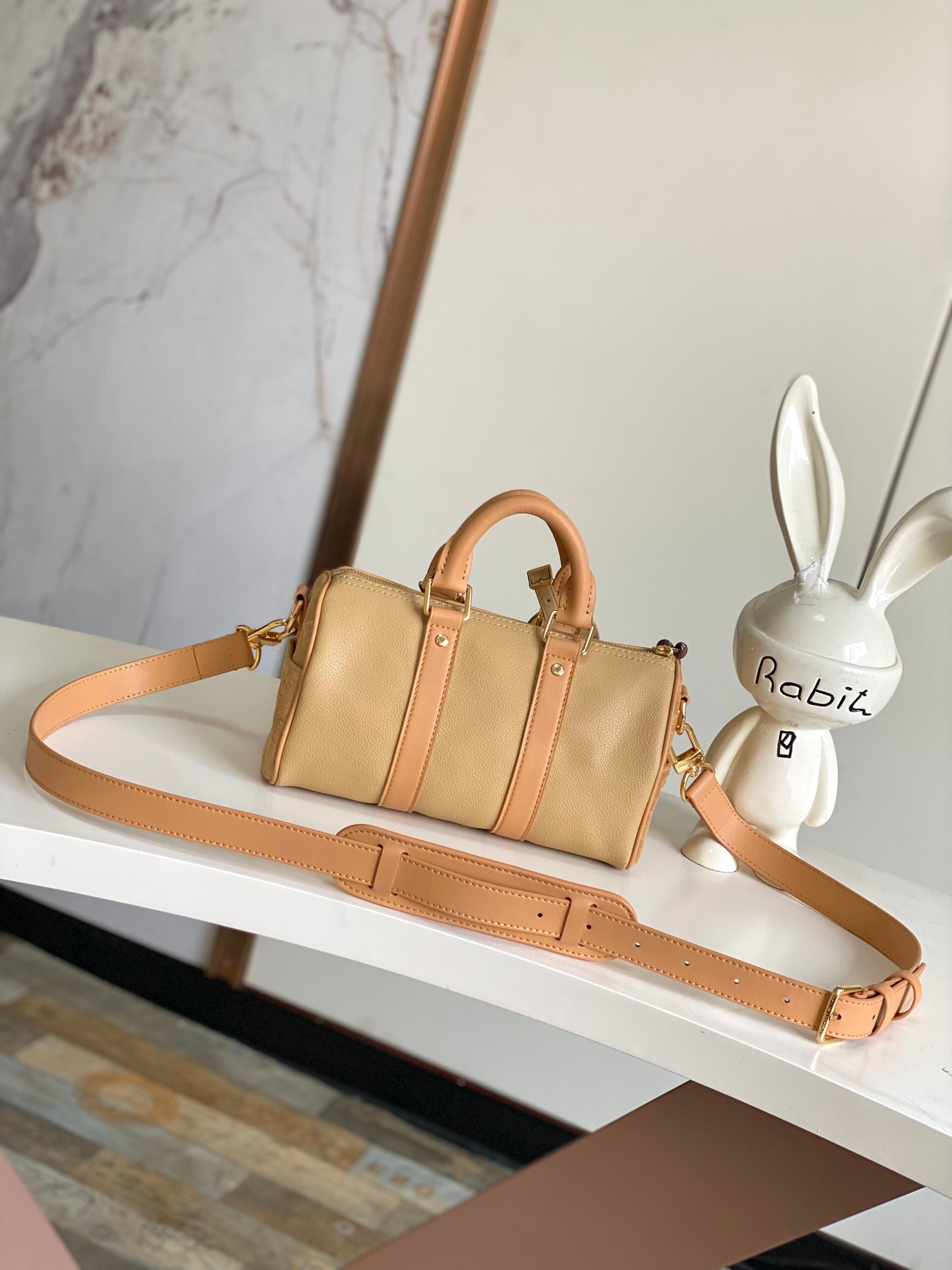 图片[3]-P1100 KEEPALL BANDOULIÈRE 25 手袋 m12627 
本款 Keepall Bandoulière 25 手袋为粒面皮革融入绒面细节和做旧效果金属件以线绳拉链头开启 Monogram 帆布外袋令随身物品实现便捷取放可拆卸并调节的皮革肩带提供舒适肩背体验

尺寸：15 x 11 x 25 厘米-高仿包包