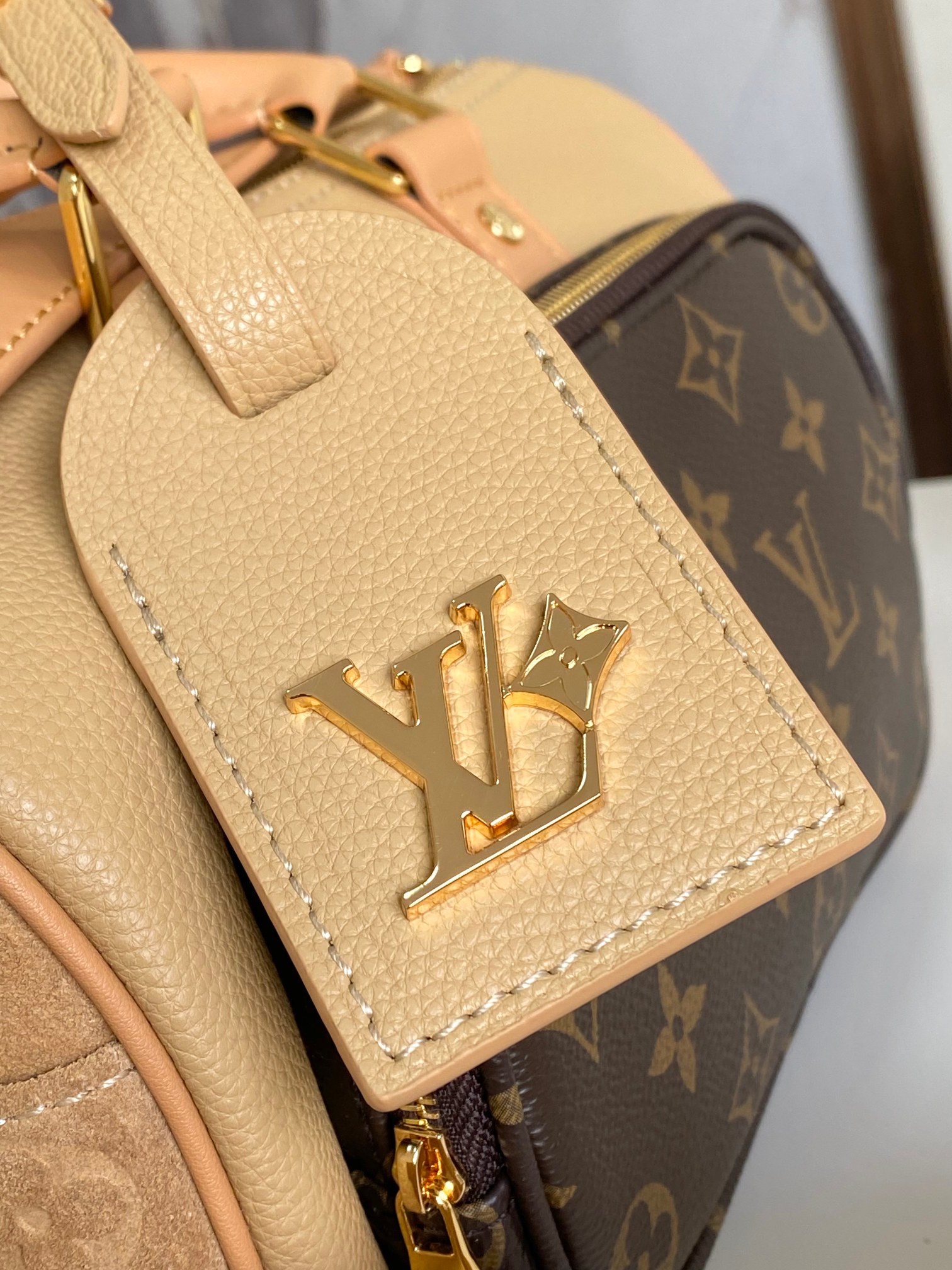 图片[6]-P1100 KEEPALL BANDOULIÈRE 25 手袋 m12627 
本款 Keepall Bandoulière 25 手袋为粒面皮革融入绒面细节和做旧效果金属件以线绳拉链头开启 Monogram 帆布外袋令随身物品实现便捷取放可拆卸并调节的皮革肩带提供舒适肩背体验

尺寸：15 x 11 x 25 厘米-高仿包包