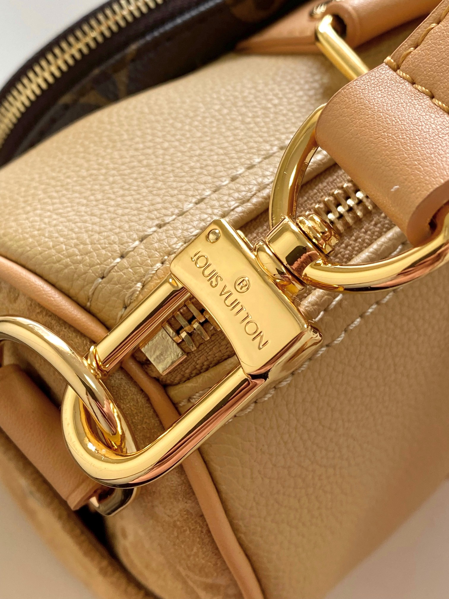 图片[5]-P1100 KEEPALL BANDOULIÈRE 25 手袋 m12627 
本款 Keepall Bandoulière 25 手袋为粒面皮革融入绒面细节和做旧效果金属件以线绳拉链头开启 Monogram 帆布外袋令随身物品实现便捷取放可拆卸并调节的皮革肩带提供舒适肩背体验

尺寸：15 x 11 x 25 厘米-高仿包包