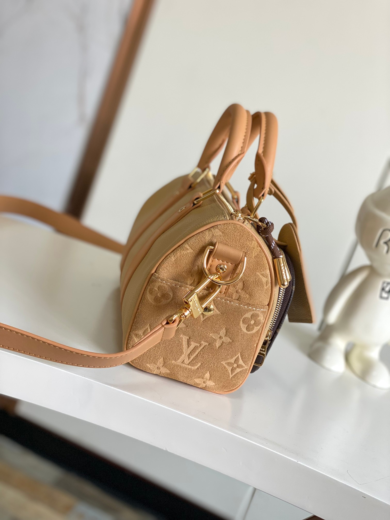 图片[2]-P1100 KEEPALL BANDOULIÈRE 25 手袋 m12627 
本款 Keepall Bandoulière 25 手袋为粒面皮革融入绒面细节和做旧效果金属件以线绳拉链头开启 Monogram 帆布外袋令随身物品实现便捷取放可拆卸并调节的皮革肩带提供舒适肩背体验

尺寸：15 x 11 x 25 厘米-高仿包包