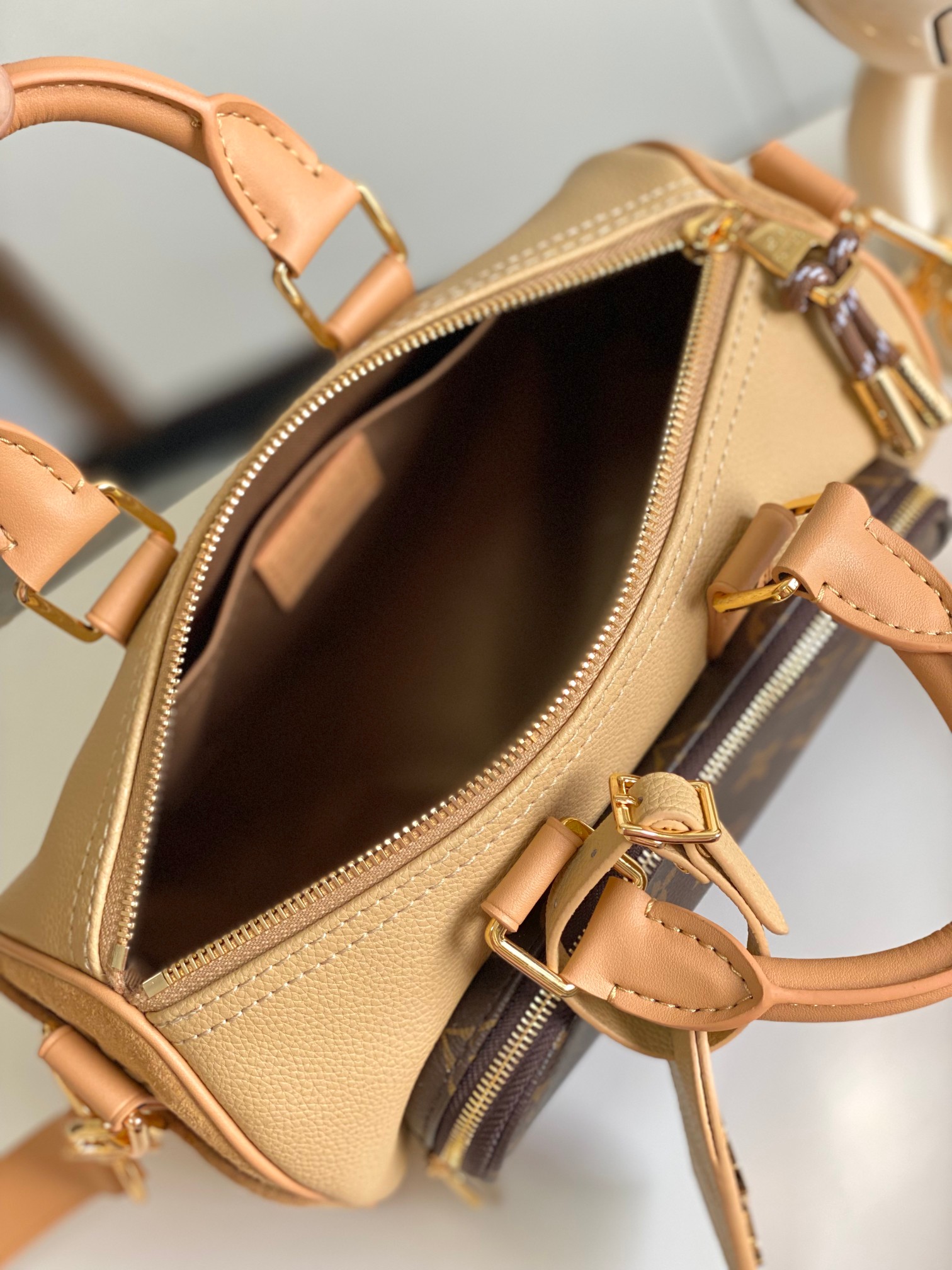 图片[7]-P1100 KEEPALL BANDOULIÈRE 25 手袋 m12627 
本款 Keepall Bandoulière 25 手袋为粒面皮革融入绒面细节和做旧效果金属件以线绳拉链头开启 Monogram 帆布外袋令随身物品实现便捷取放可拆卸并调节的皮革肩带提供舒适肩背体验

尺寸：15 x 11 x 25 厘米-高仿包包