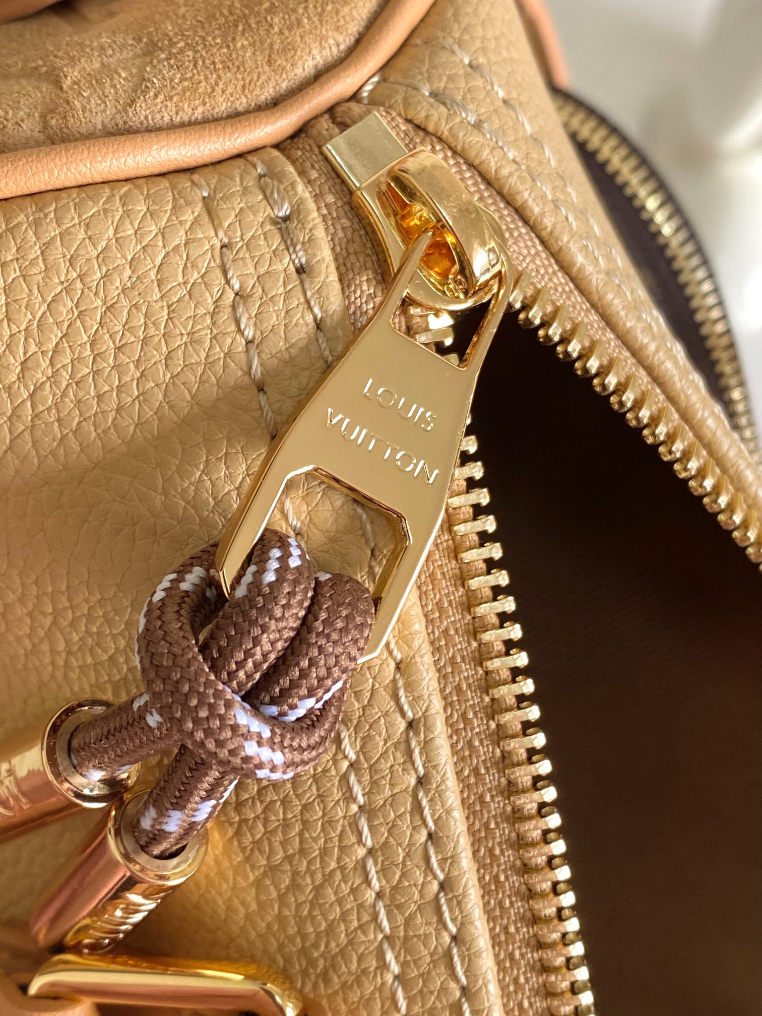 图片[9]-P1100 KEEPALL BANDOULIÈRE 25 手袋 m12627 
本款 Keepall Bandoulière 25 手袋为粒面皮革融入绒面细节和做旧效果金属件以线绳拉链头开启 Monogram 帆布外袋令随身物品实现便捷取放可拆卸并调节的皮革肩带提供舒适肩背体验

尺寸：15 x 11 x 25 厘米-高仿包包