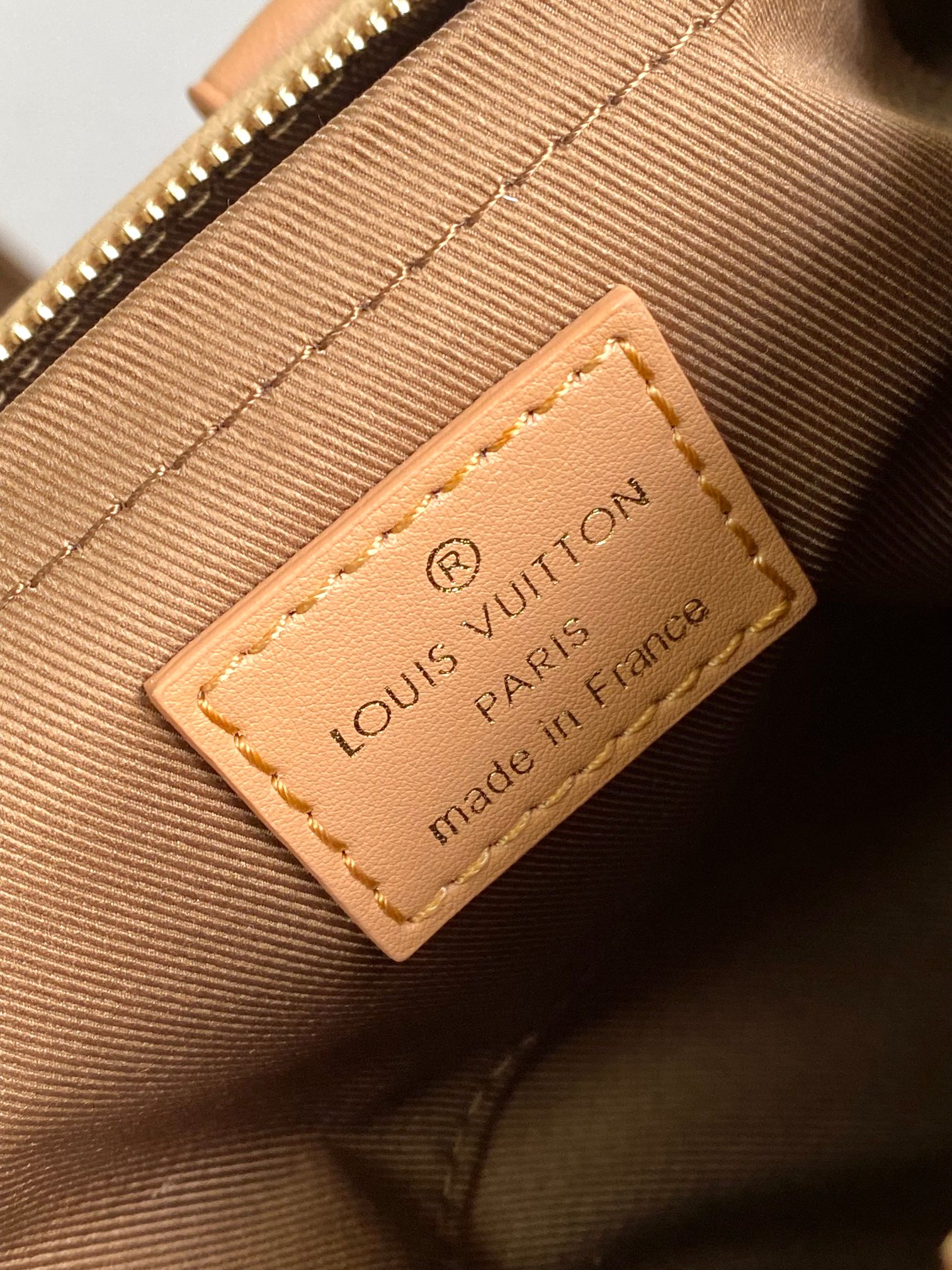 图片[8]-P1100 KEEPALL BANDOULIÈRE 25 手袋 m12627 
本款 Keepall Bandoulière 25 手袋为粒面皮革融入绒面细节和做旧效果金属件以线绳拉链头开启 Monogram 帆布外袋令随身物品实现便捷取放可拆卸并调节的皮革肩带提供舒适肩背体验

尺寸：15 x 11 x 25 厘米-高仿包包