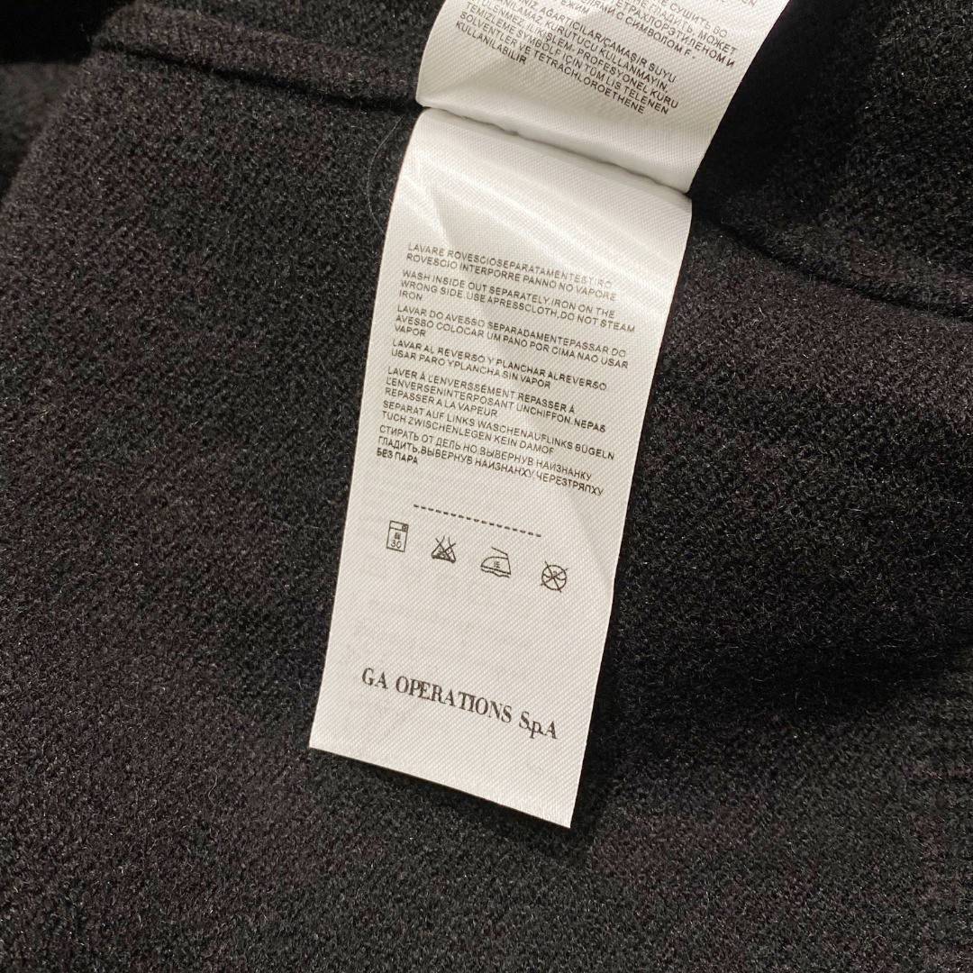 P560 💰 Armani Trading company channel goods heavyweight luxury products 2024 fall and winter Emp*r*o Ar*ma*i / Armani flying eagle embroidered logo men's round neck pure wool sweater / wool sweater very luxurious design of a platinum single LOGO simple flying eagle embroidered logo presents black and white color collision embroidery splicing is quite stunning fashionable eye-catching occupy the entire visual focus! Customers for imported ready-to-wear fixed weave wool fabrics veteran workshop ready-to-wear process fixed weave fixed dyeing fabric attributes are superior Australian customer order merino raw materials stitching delicate touch comfortable and soft skin-friendly excellent warmth superiority! Wear season as a mix and match very fashionable and stylish whether inside the lap or wear alone are quite colorful accent full of turnover rate burst table type!Color: blackSize: S-XLSize data:S code: bust 98cm - shoulder width 46cm - length 65cm - sleeve length 59cmM code: bust 102cm-shoulder width 47cm-shirt length 66cm-sleeve length 60cmL code: Bust 106cm-Shoulder width 48cm-Shirt length 67cm-Sleeve length 61cmXL size:Bust 110cm-Shoulder width 49cm-Shirt length 68cm-Sleeve length 62cm