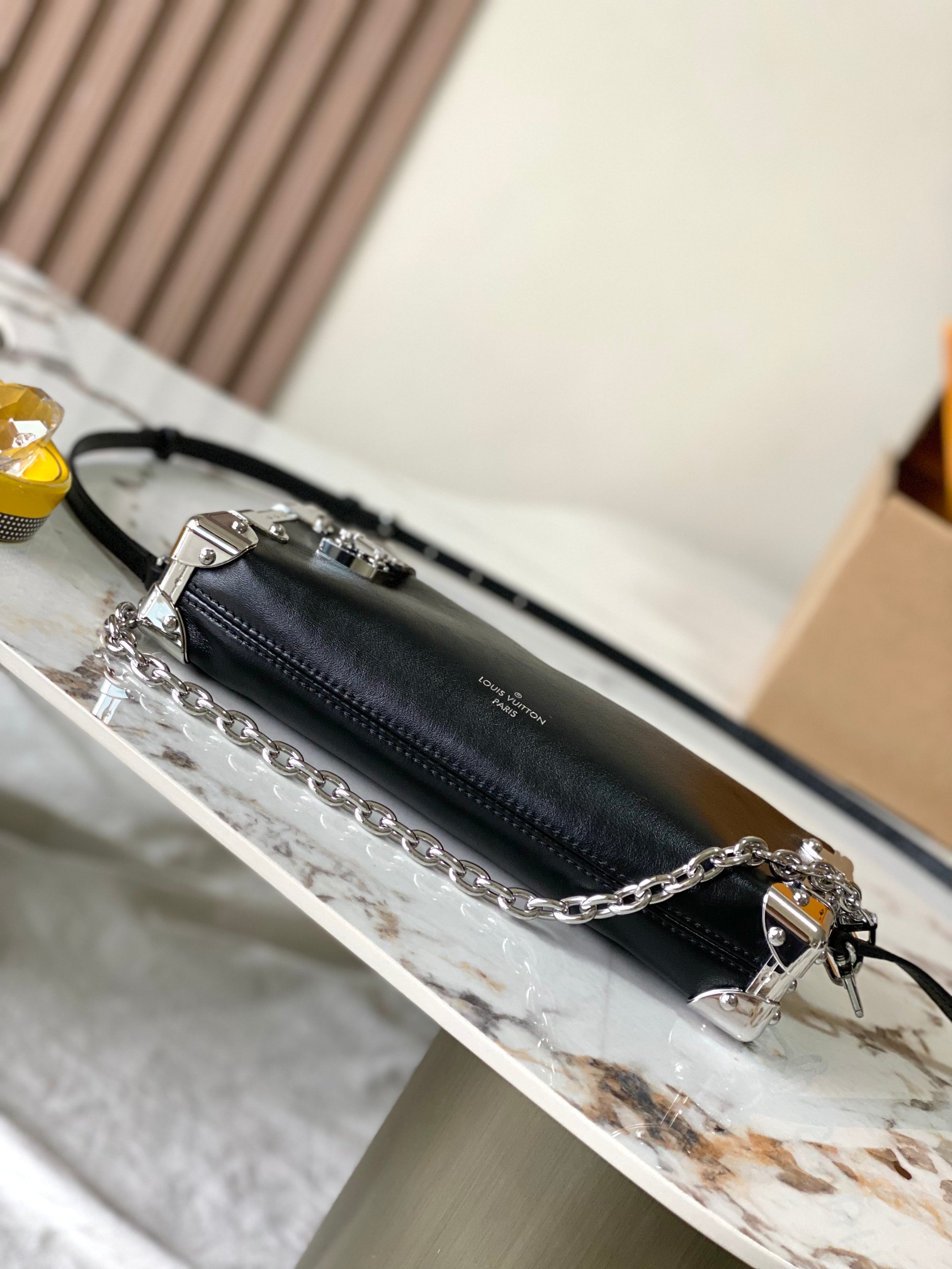 图片[4]-p2020

 本款 Slim Trunk 手袋向路易威登传统硬箱汲取灵感
型号：M25445黑色
材料：A级全钢五金进口原厂面料 
包装：全套原厂免税M博柏利装 
尺寸：23*12*4CM-高仿包包