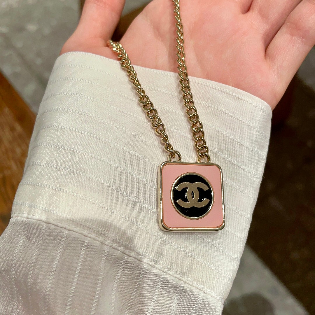 Picture [4]-P130 Chanel Medieval Letters Necklace 👀 Chanel home styles really do not need to be introduced 😘🎶 each section is super good-looking delicate and generous very show temperament. -high quality replica handbags