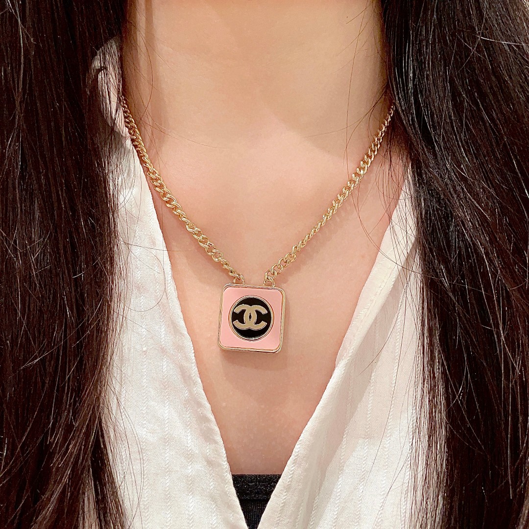 Picture [3]-P130 Chanel Medieval Letters Necklace 👀 Chanel home styles really do not need to be introduced 😘🎶 Each of them are super good-looking delicate and generous very show temperament. -high quality replica handbags