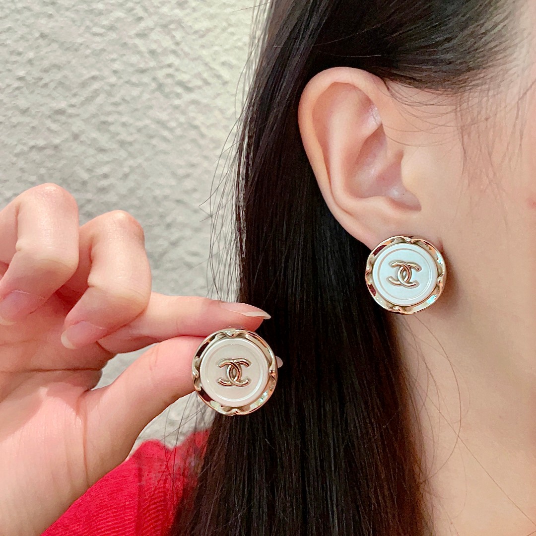 P120 Chanel Chanel 中古 earrings 👀 Chanel home styles really do not need to introduce more 😘🎶 each section is super good-looking delicate and generous very show temperament. -High imitation factory