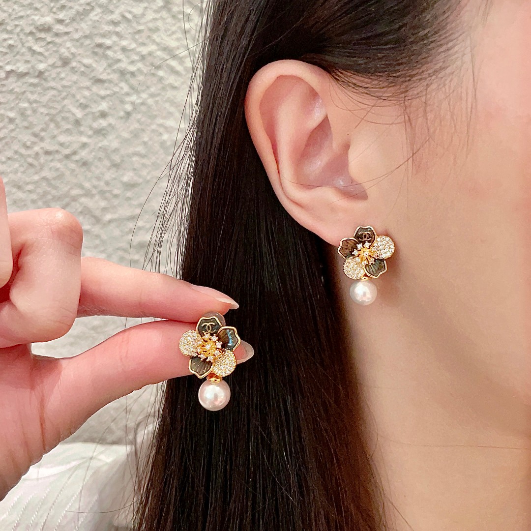 P110 Chanel香奈儿 中古 耳钉👀香奈儿家的款式真心无需多介绍😘🎶每一款都超好看精致大方非常显气质.-高仿包包