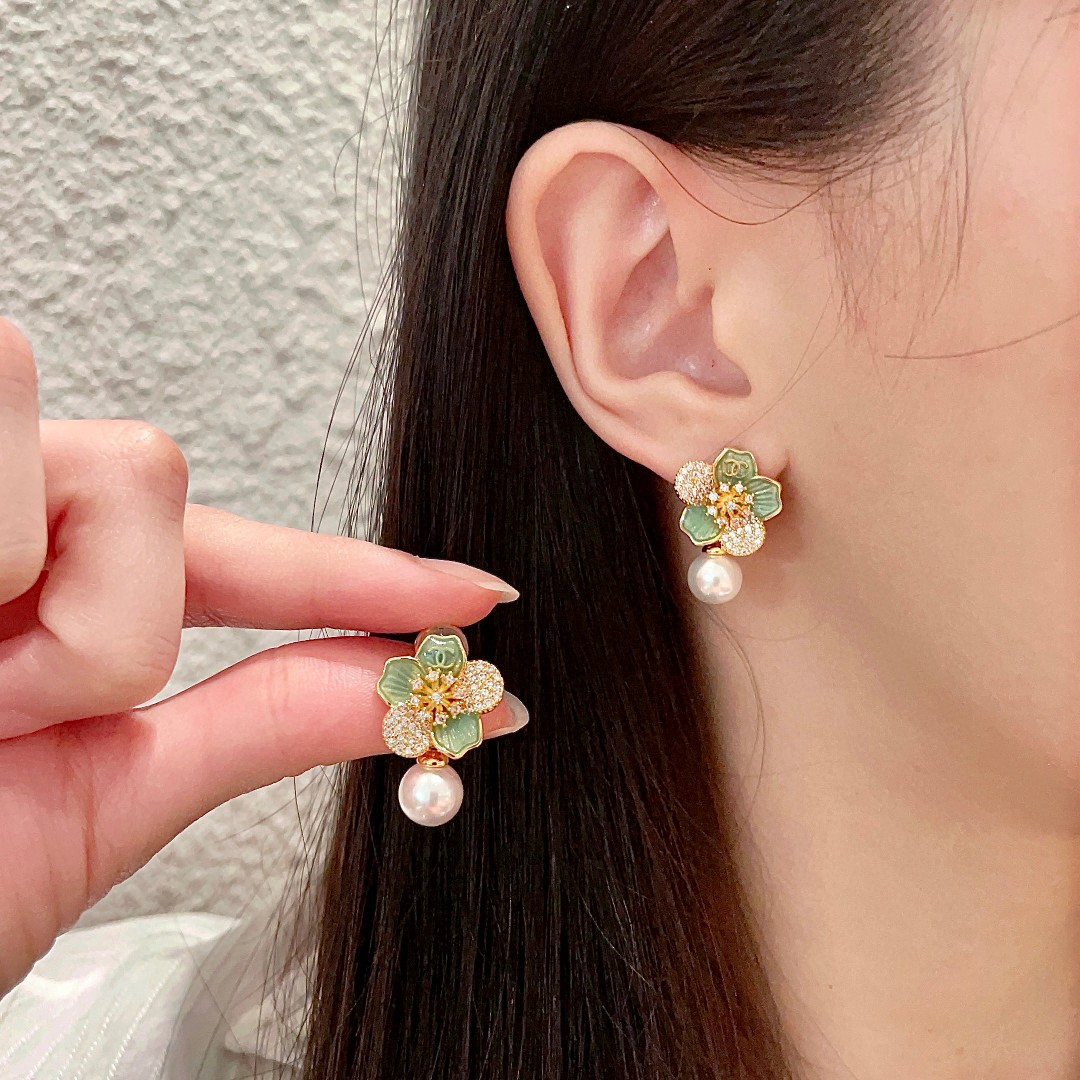 P110 Chanel香奈儿 中古 耳钉👀香奈儿家的款式真心无需多介绍😘🎶每一款都超好看精致大方非常显气质.-高仿包包