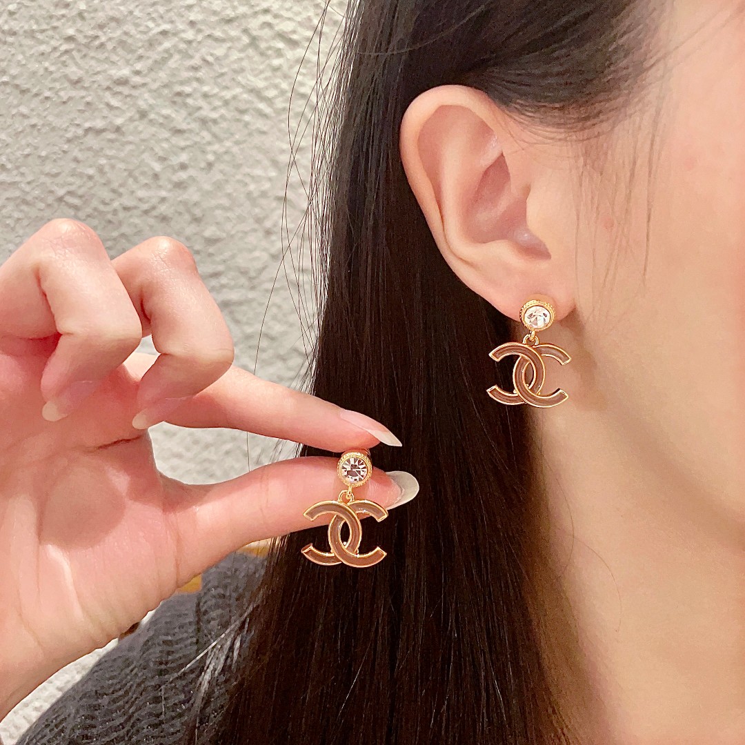 P110 Chanel香奈儿 中古 耳钉👀香奈儿家的款式真心无需多介绍😘🎶每一款都超好看精致大方非常显气质.-高仿包包