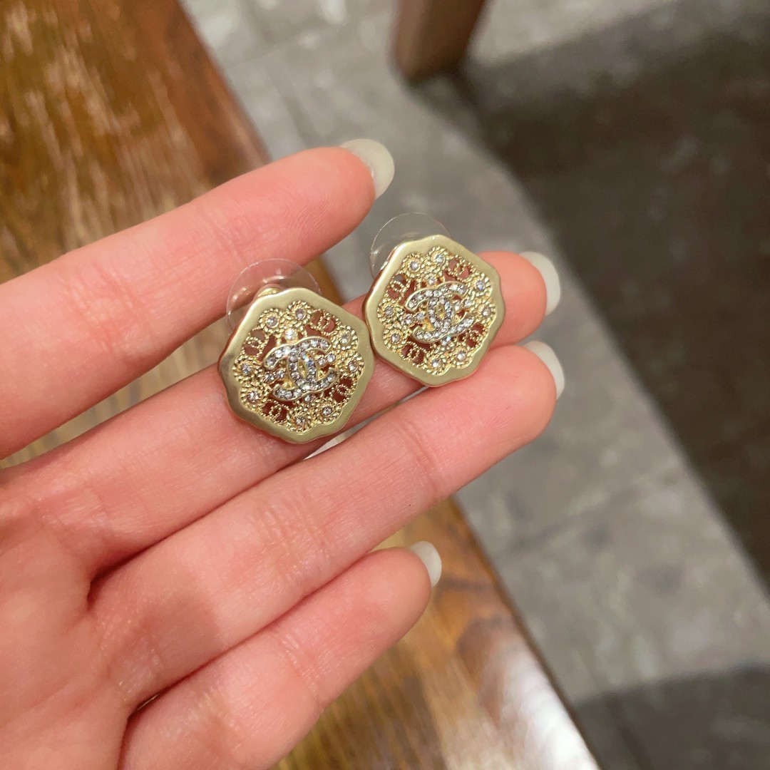 Picture [4]-P100 Chanel Chanel Medieval earrings 👀 Chanel home styles truly no need to introduce more 😘🎶 each section is super good-looking delicate and generous very show temperament. -high quality replica handbags