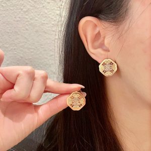 P90 Chanel Medieval Letters Stud Earrings 👀 Chanel's style really need no introduction 😘🎶 each one is super good-looking delicate and generous very show temperament!
