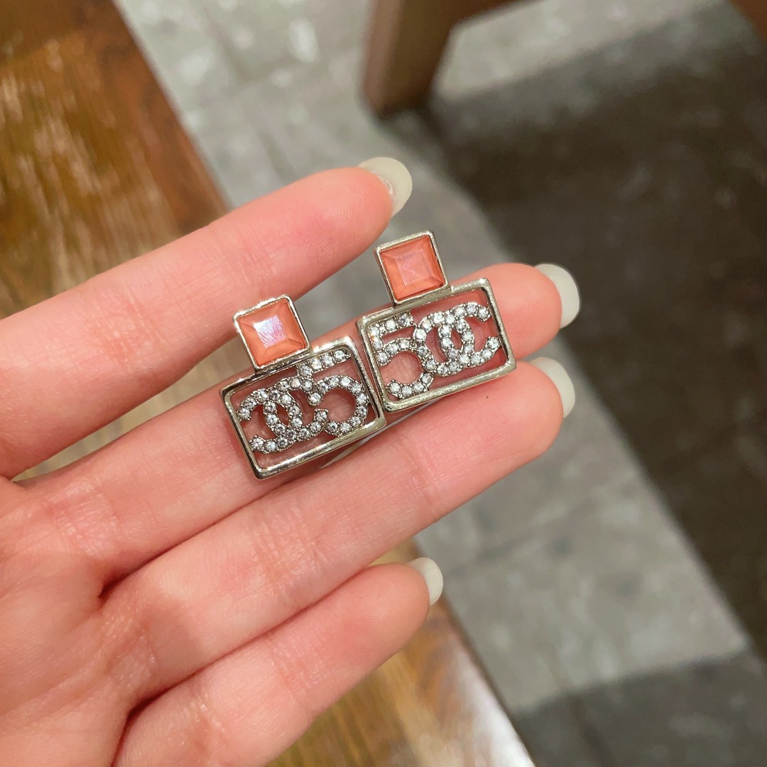 Picture [1]-P100 Chanel Chanel Medieval earrings 👀 Chanel home styles truly no need to introduce more 😘🎶 each section is super good-looking delicate and generous very show temperament. -high quality replica handbags