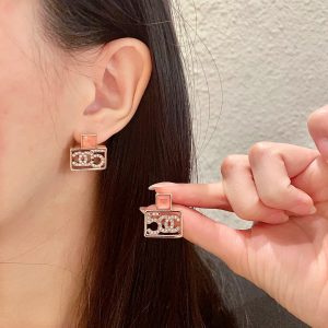 P100 Chanel Chanel 中古 letters earrings 👀 Chanel home styles really do not need to introduce more 😘 🎶 each one is super good-looking delicate and generous very much temperament-High-fashion bags