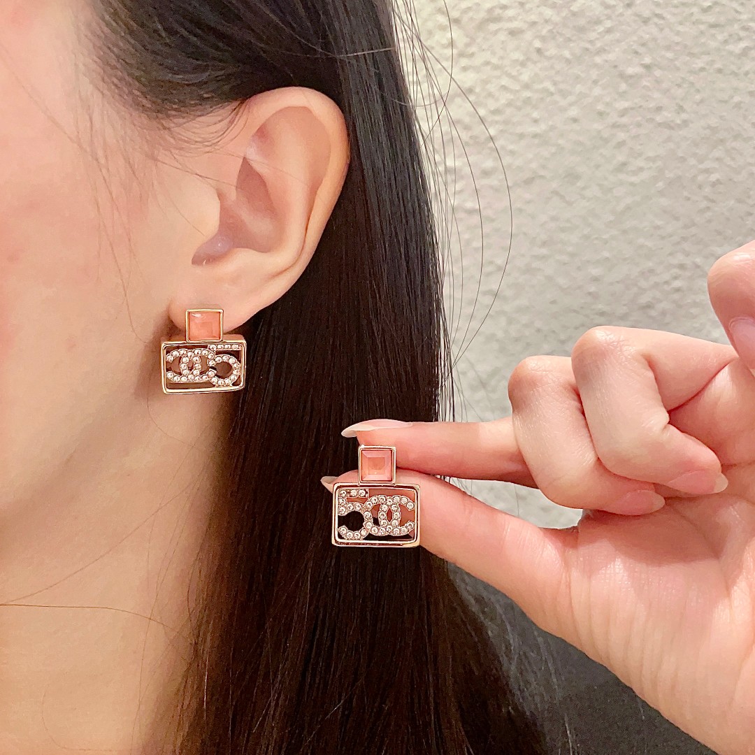 P100 Chanel Chanel 中古 letters earrings 👀 Chanel home styles really do not need to introduce more 😘 🎶 each one is super good-looking delicate and generous very much temperament-High-fashion bags