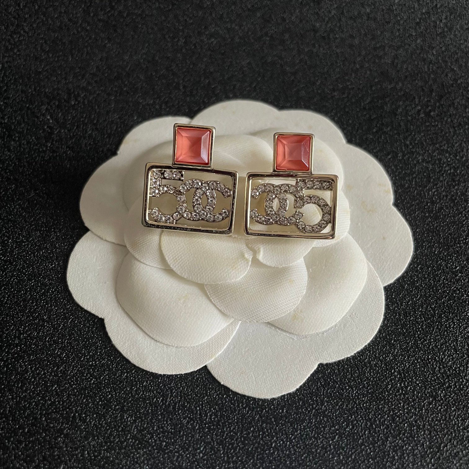 Picture [1]-P100 Chanel Chanel Medieval earrings 👀 Chanel home styles truly no need to introduce more 😘🎶 each section is super good-looking delicate and generous very show temperament. -high quality replica handbags