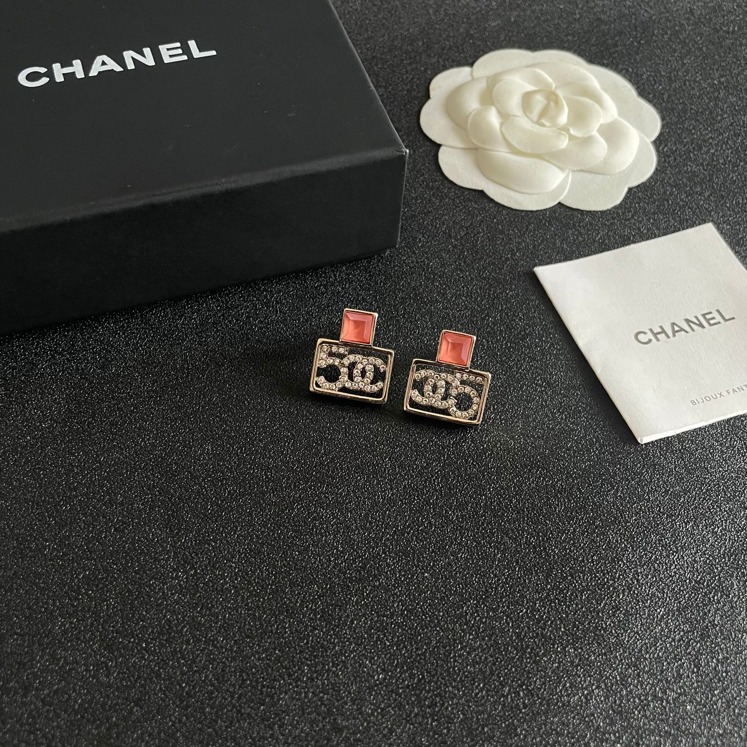 Picture [1]-P100 Chanel Chanel Medieval earrings 👀 Chanel home styles truly no need to introduce more 😘🎶 each section is super good-looking delicate and generous very show temperament. -high quality replica handbags