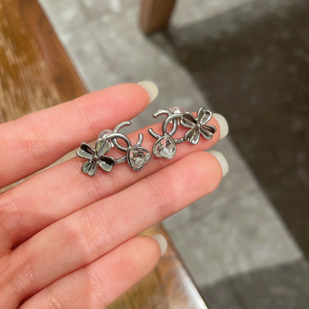 P90 Chanel Medieval Letters Stud Earrings 👀 Chanel's style really need no introduction 😘🎶 each one is super good-looking delicate and generous very show temperament!