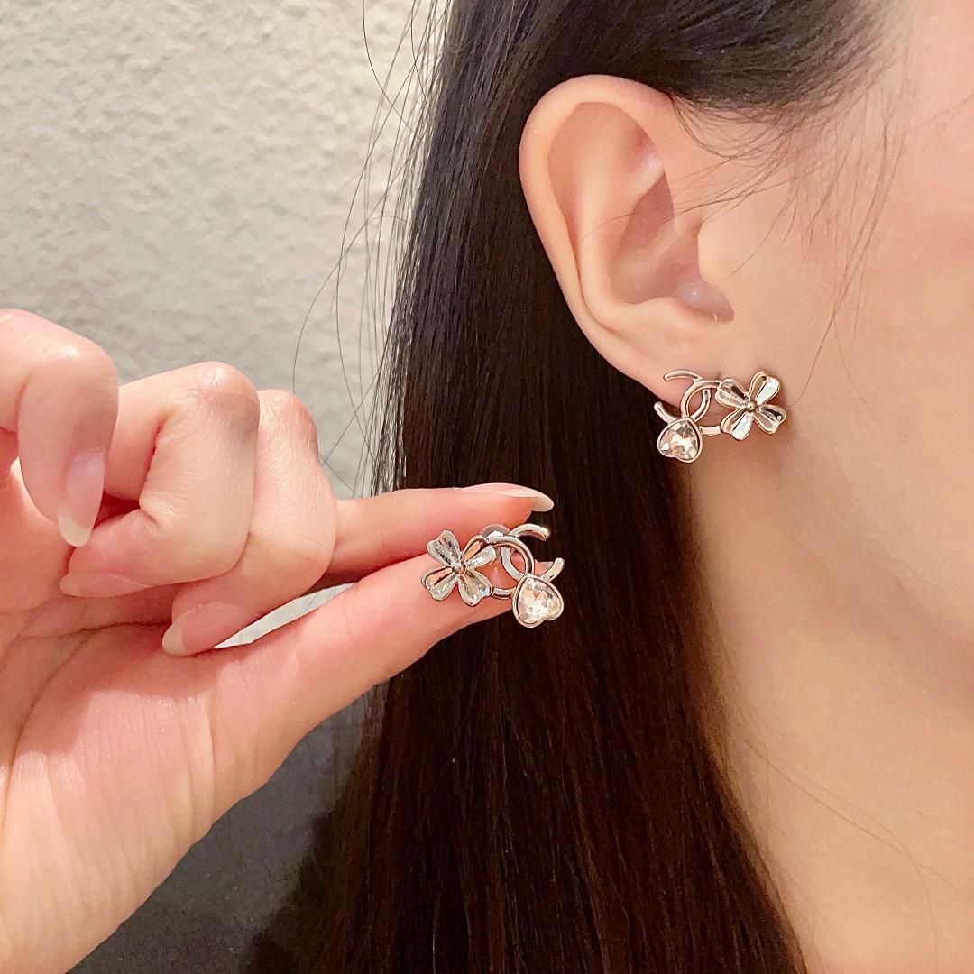 P90 Chanel Medieval Letters Stud Earrings 👀 Chanel's style really need no introduction 😘🎶 each one is super good-looking delicate and generous very show temperament!