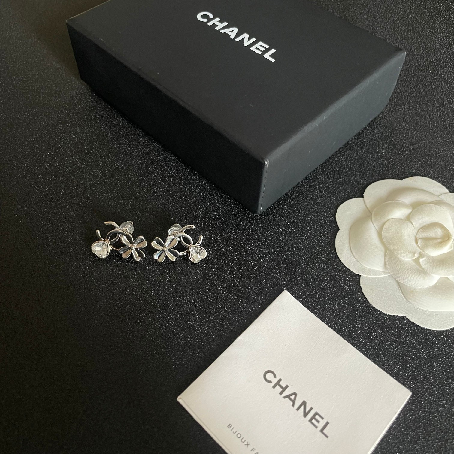 P90 Chanel Medieval Letters Stud Earrings 👀 Chanel's style really need no introduction 😘🎶 each one is super good-looking delicate and generous very show temperament!