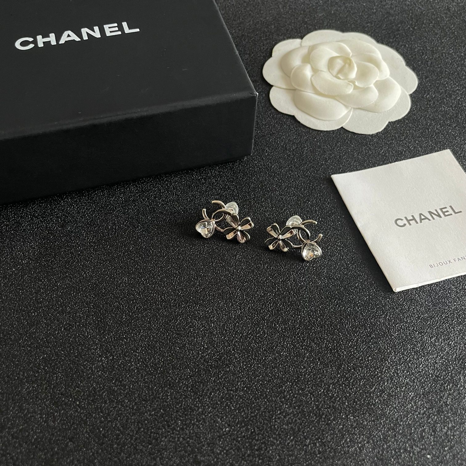 P90 Chanel Medieval Letters Stud Earrings 👀 Chanel's style really need no introduction 😘🎶 each one is super good-looking delicate and generous very show temperament!