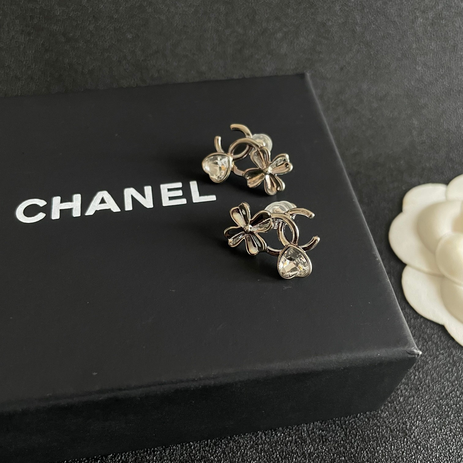 P90 Chanel Medieval Letters Stud Earrings 👀 Chanel's style really need no introduction 😘🎶 each one is super good-looking delicate and generous very show temperament!