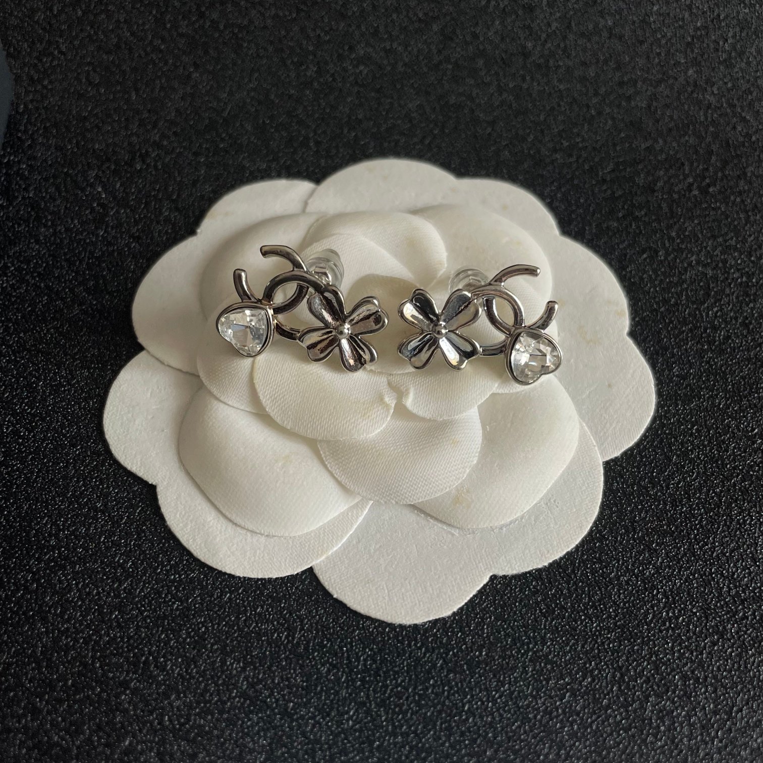 P90 Chanel Medieval Letters Stud Earrings 👀 Chanel's style really need no introduction 😘🎶 each one is super good-looking delicate and generous very show temperament!