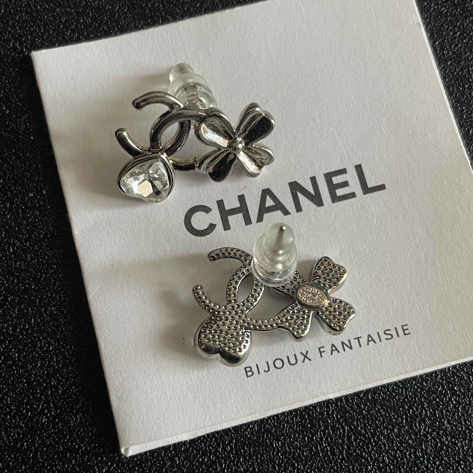 P90 Chanel Medieval Letters Stud Earrings 👀 Chanel's style really need no introduction 😘🎶 each one is super good-looking delicate and generous very show temperament!