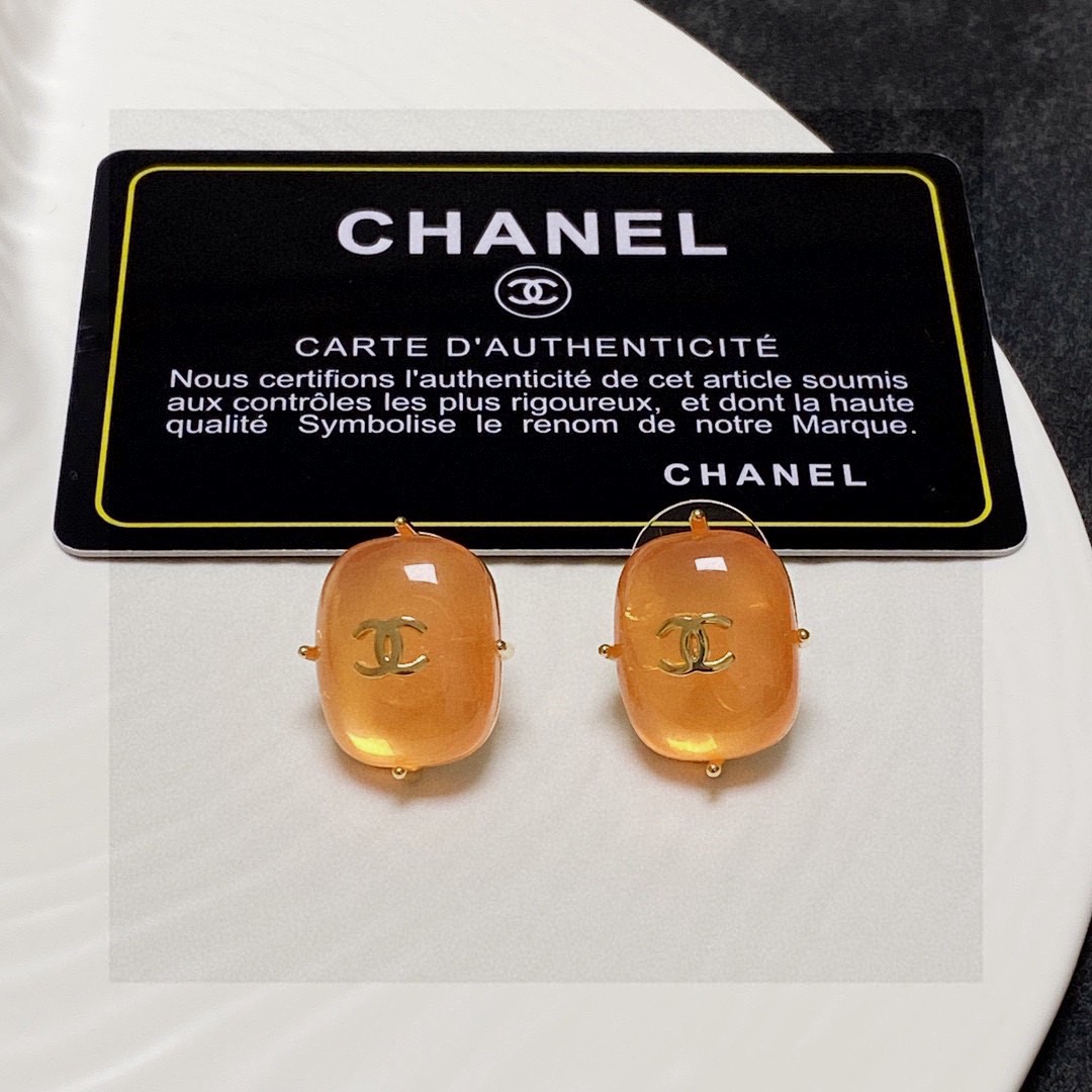 P90 Chanel 🇫🇷 Chanel double C earrings This casual with are very good looking with a hundred fashion items 🎁 daily models very modified face shape very upscale very elegant temperament Xiang Xiang's earrings are really too exquisite, lady atmosphere really 🥰 🥰🥰🥰🥰💙💙💙💙💙💙💙💙.