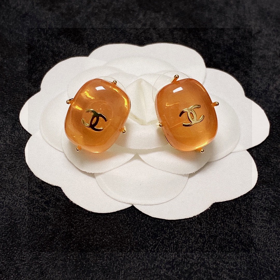 P90 Chanel 🇫🇷 Chanel double C earrings This casual with are very good looking with a hundred fashion items 🎁 daily models very modified face shape very upscale very elegant temperament Xiang Xiang's earrings are really too exquisite, lady atmosphere really 🥰 🥰🥰🥰🥰💙💙💙💙💙💙💙💙.