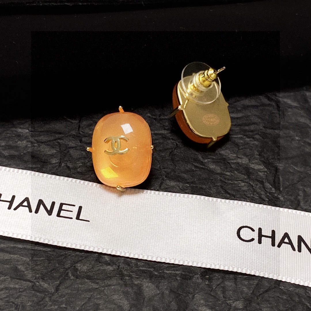 P90 Chanel 🇫🇷 Chanel double C earrings This casual with are very good looking with a hundred fashion items 🎁 daily models very modified face shape very upscale very elegant temperament Xiang Xiang's earrings are really too exquisite, lady atmosphere really 🥰 🥰🥰🥰🥰💙💙💙💙💙💙💙💙.