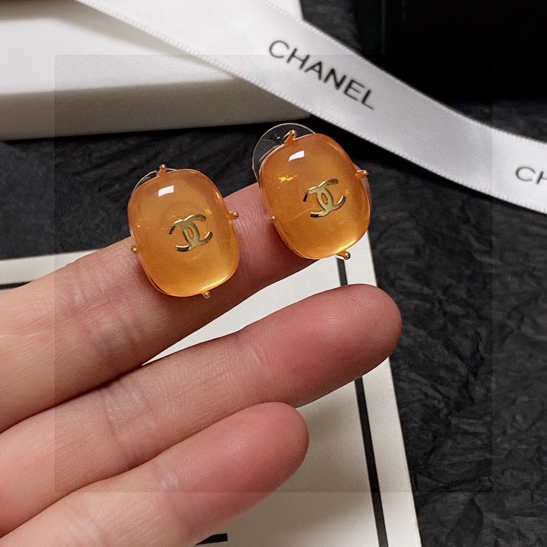P90 Chanel 🇫🇷 Chanel double C earrings This casual with are very good looking with a hundred fashion items 🎁 daily models very modified face shape very upscale very elegant temperament Xiang Xiang's earrings are really too exquisite, lady atmosphere really 🥰 🥰🥰🥰🥰💙💙💙💙💙💙💙💙.