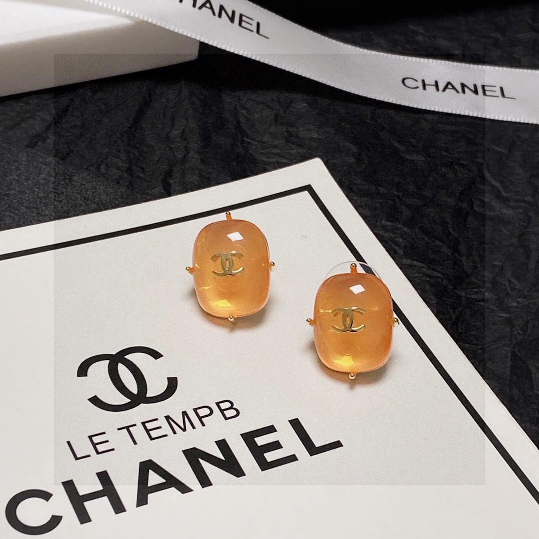 P90 Chanel 🇫🇷 Chanel double C earrings This casual with are very good looking with a hundred fashion items 🎁 daily models very modified face shape very upscale very elegant temperament Xiang Xiang's earrings are really too exquisite, lady atmosphere really 🥰 🥰🥰🥰🥰💙💙💙💙💙💙💙💙.