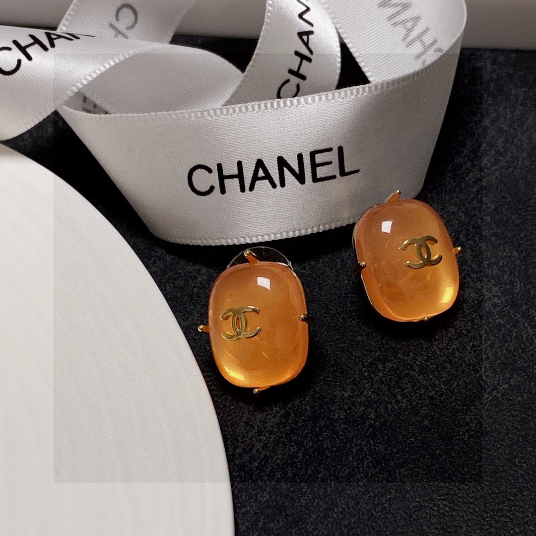 P90 Chanel 🇫🇷 Chanel double C earrings This casual with are very good looking with a hundred fashion items 🎁 daily models very modified face shape very upscale very elegant temperament Xiang Xiang's earrings are really too exquisite, lady atmosphere really 🥰 🥰🥰🥰🥰💙💙💙💙💙💙💙💙.
