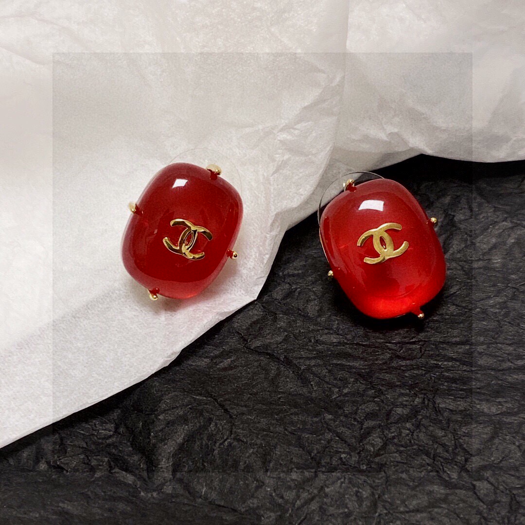P90 Chanel 🇫🇷香奈儿双C耳钉 这款随意搭配都是非常好看百搭时尚单品 🎁日常款 很修饰脸型 很上档次的 很优雅气质 香香的耳钉实在是太精致了、淑女大气 真的🥰🥰🥰9.25银针💙.-高仿包包
