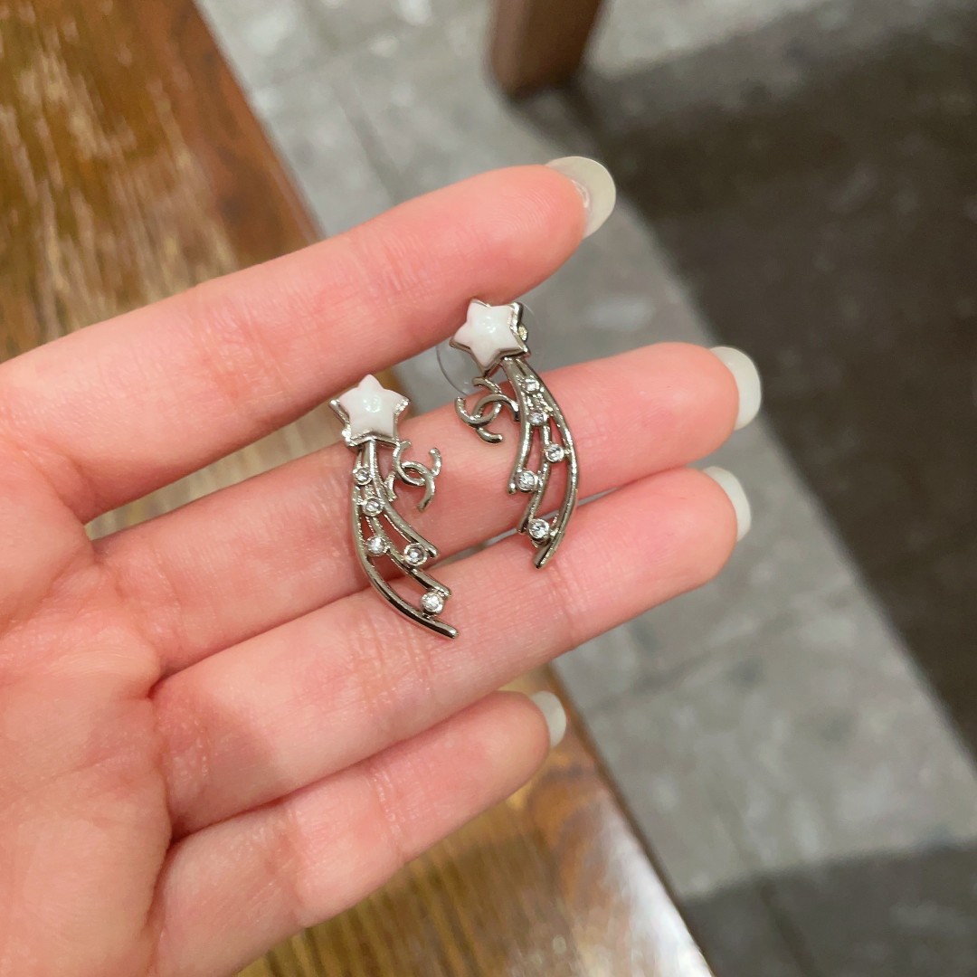 P80 Chanel 🇫🇷 Chanel double C earrings This casual with are very good looking with a hundred fashion items 🎁 daily models very modified face shape very upscale very elegant temperament Xiang Xiang's earrings are really too delicate, lady atmosphere really 🥰 🥰🥰🥰🥰💙💙💙💙💙💙💙💙.