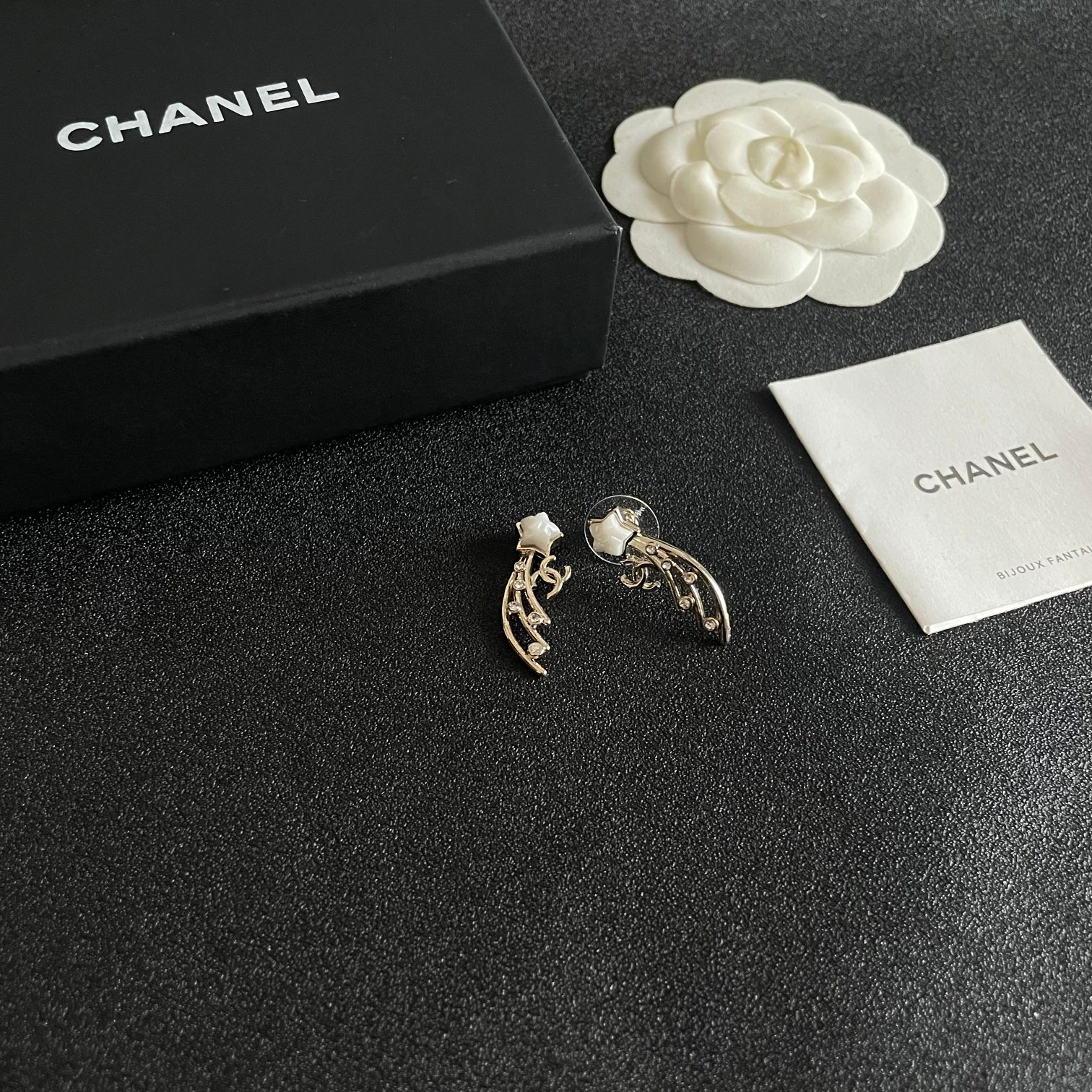 P80 Chanel 🇫🇷 Chanel double C earrings This casual with are very good looking with a hundred fashion items 🎁 daily models very modified face shape very upscale very elegant temperament Xiang Xiang's earrings are really too delicate, lady atmosphere really 🥰 🥰🥰🥰🥰💙💙💙💙💙💙💙💙.