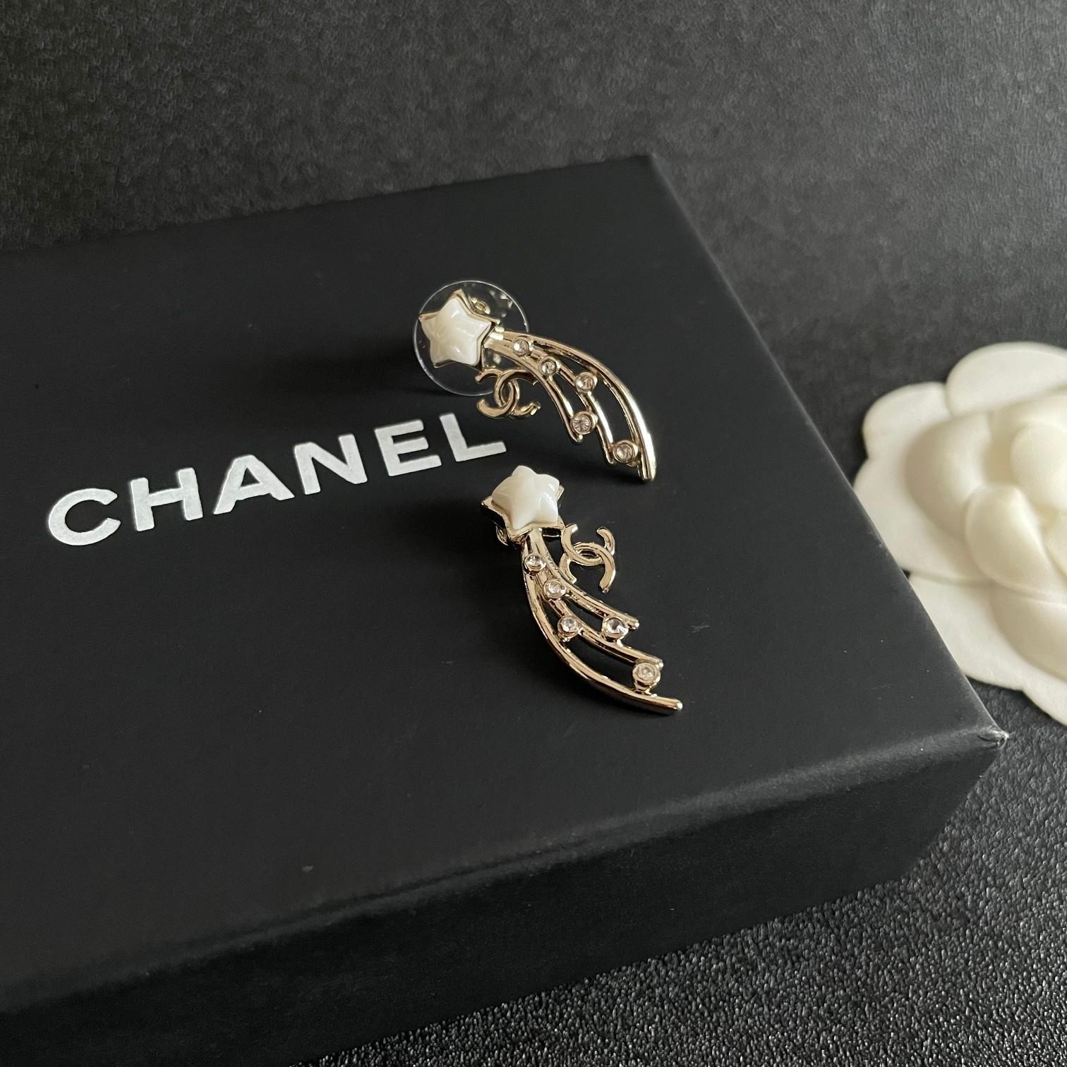 P80 Chanel 🇫🇷 Chanel double C earrings This casual with are very good looking with a hundred fashion items 🎁 daily models very modified face shape very upscale very elegant temperament Xiang Xiang's earrings are really too delicate, lady atmosphere really 🥰 🥰🥰🥰🥰💙💙💙💙💙💙💙💙.