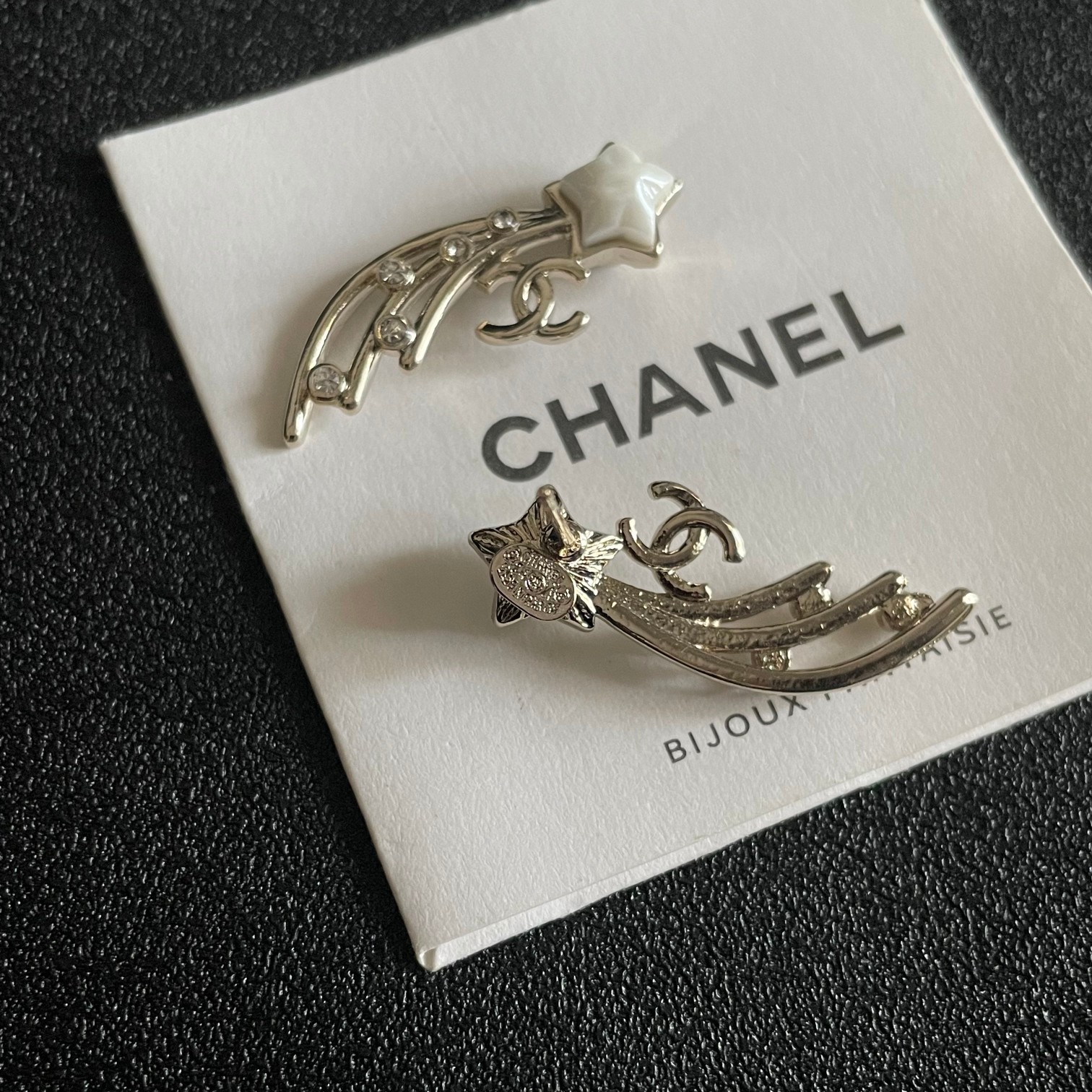 P80 Chanel 🇫🇷 Chanel double C earrings This casual with are very good looking with a hundred fashion items 🎁 daily models very modified face shape very upscale very elegant temperament Xiang Xiang's earrings are really too delicate, lady atmosphere really 🥰 🥰🥰🥰🥰💙💙💙💙💙💙💙💙.