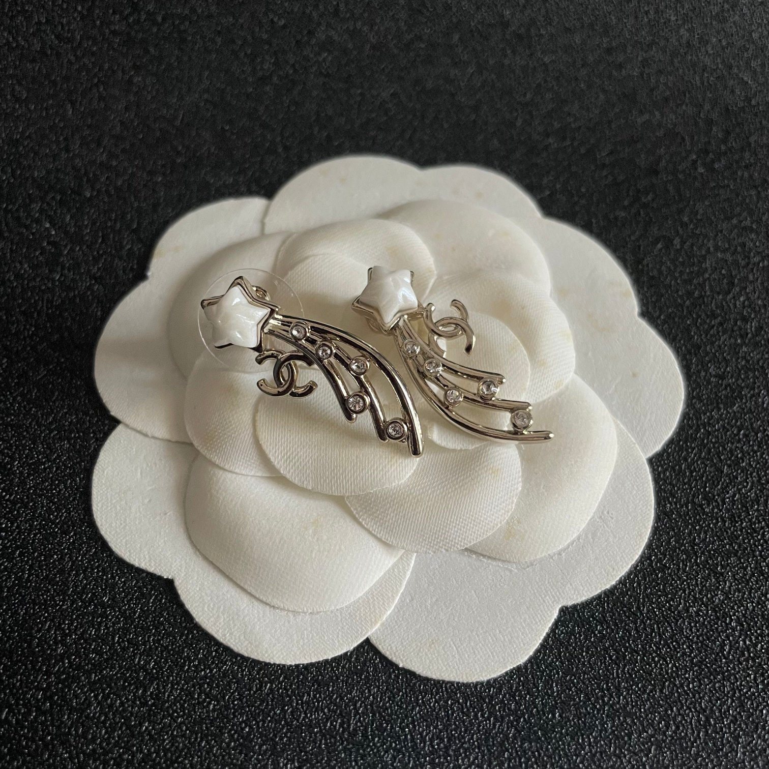 P80 Chanel 🇫🇷 Chanel double C earrings This casual with are very good looking with a hundred fashion items 🎁 daily models very modified face shape very upscale very elegant temperament Xiang Xiang's earrings are really too delicate, lady atmosphere really 🥰 🥰🥰🥰🥰💙💙💙💙💙💙💙💙.
