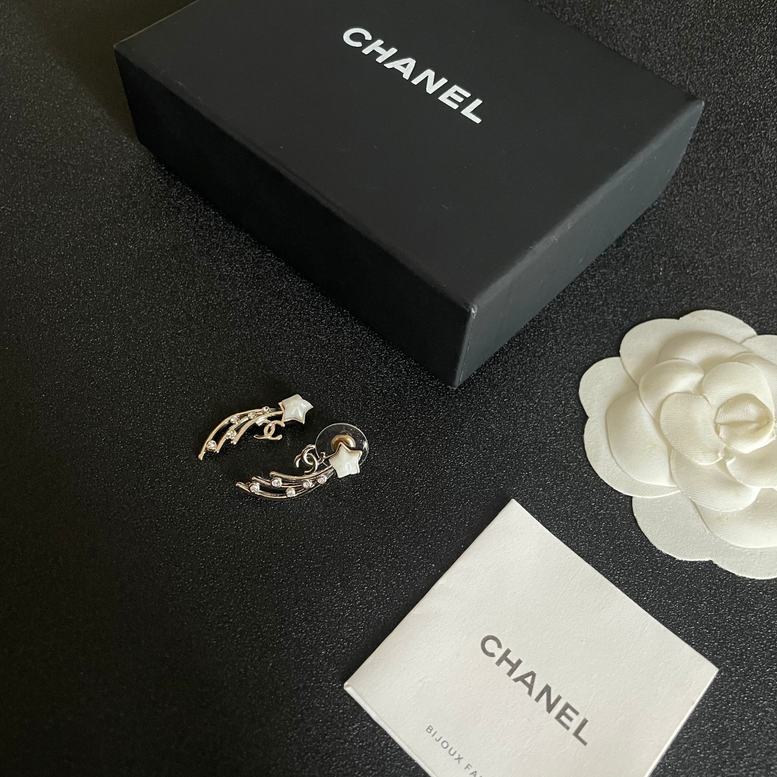 P80 Chanel 🇫🇷 Chanel double C earrings This casual with are very good looking with a hundred fashion items 🎁 daily models very modified face shape very upscale very elegant temperament Xiang Xiang's earrings are really too delicate, lady atmosphere really 🥰 🥰🥰🥰🥰💙💙💙💙💙💙💙💙.