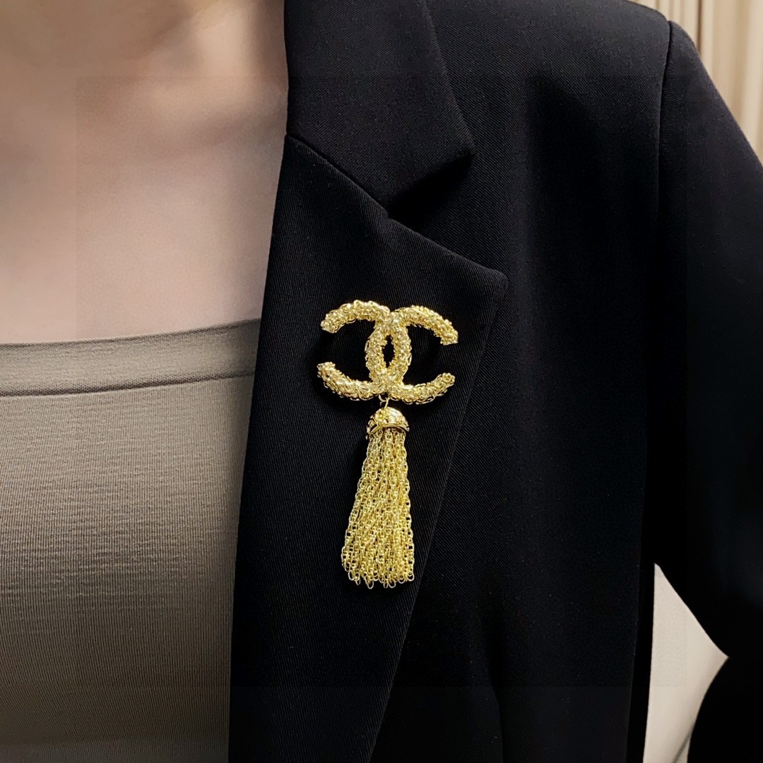 图片[3]-P90 CHANEL🇫🇷香奈儿 中古金流苏香奈儿胸针是最懂女人的饰物那些倾注了全部心血去做自己的女人往往更珍惜胸针的意义香奈儿女士把胸针别在帽子上并告诉那些模仿她的时髦女士们：[胸针可是非常实用它可以别在西装领上、口袋上、帽子上、腰带上或者是晚礼服上👗👗👗-高仿包包