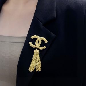 P90 CHANEL🇫🇷 CHANEL Counter high version of the diamond-encrusted Chanel brooch is the most understanding of the woman's accessories those who devote all their heart and soul to be their own women tend to cherish the significance of the brooch Ms. Chanel pinned the brooch on her hat and told the fashionable ladies who imitated her: [Brooch is very practical, it can be pinned on a suit collar, pocket, hat, belt or evening gown It can be worn on the lapel of a suit, on a pocket, on a hat, on a belt, or on an evening dress👗👗👗👗.