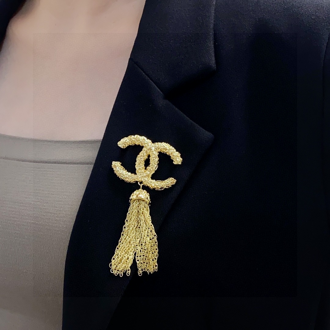 P90 CHANEL🇫🇷香奈儿 中古金流苏香奈儿胸针是最懂女人的饰物那些倾注了全部心血去做自己的女人往往更珍惜胸针的意义香奈儿女士把胸针别在帽子上并告诉那些模仿她的时髦女士们：[胸针可是非常实用它可以别在西装领上、口袋上、帽子上、腰带上或者是晚礼服上👗👗👗-高仿包包