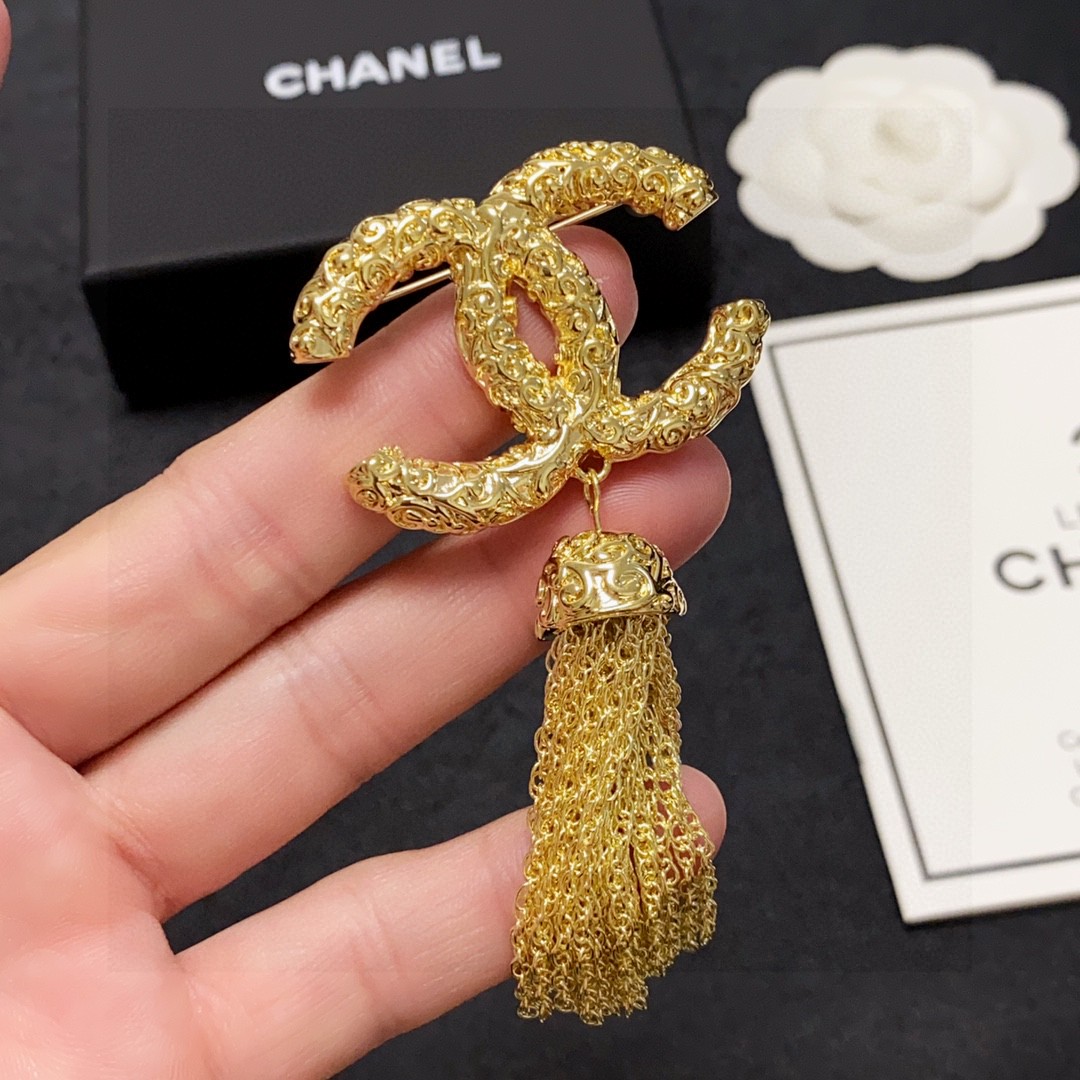图片[8]-P90 CHANEL🇫🇷香奈儿 中古金流苏香奈儿胸针是最懂女人的饰物那些倾注了全部心血去做自己的女人往往更珍惜胸针的意义香奈儿女士把胸针别在帽子上并告诉那些模仿她的时髦女士们：[胸针可是非常实用它可以别在西装领上、口袋上、帽子上、腰带上或者是晚礼服上👗👗👗-高仿包包