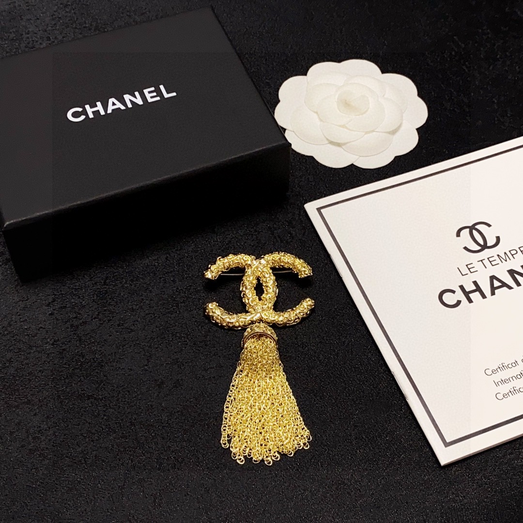 图片[9]-P90 CHANEL🇫🇷香奈儿 中古金流苏香奈儿胸针是最懂女人的饰物那些倾注了全部心血去做自己的女人往往更珍惜胸针的意义香奈儿女士把胸针别在帽子上并告诉那些模仿她的时髦女士们：[胸针可是非常实用它可以别在西装领上、口袋上、帽子上、腰带上或者是晚礼服上👗👗👗-高仿包包
